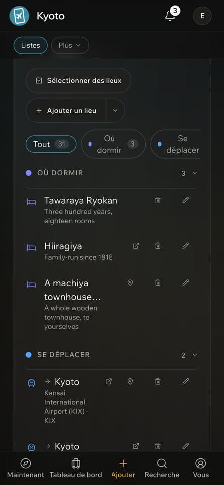 Une sélection d'hébergements et de restaurants de Kyoto sur un téléphone, chacun avec une courte description.