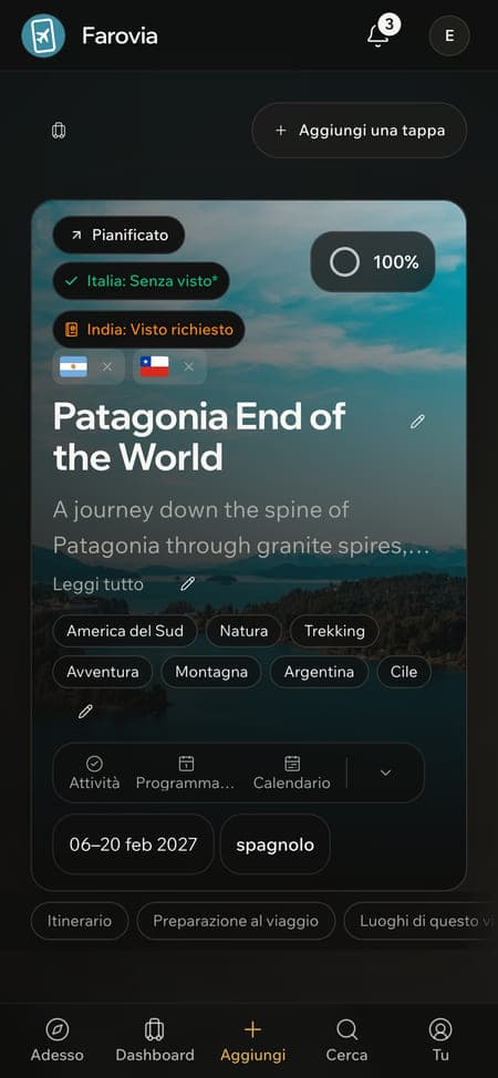 La pagina del viaggio in Patagonia su uno smartphone: foto di copertina, i badge dei visti per due passaporti, il titolo e i temi del viaggio.